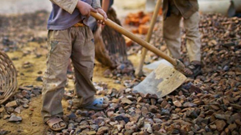 Imagem de pés e mãos de crianças com enxadas em trabalho infantil 